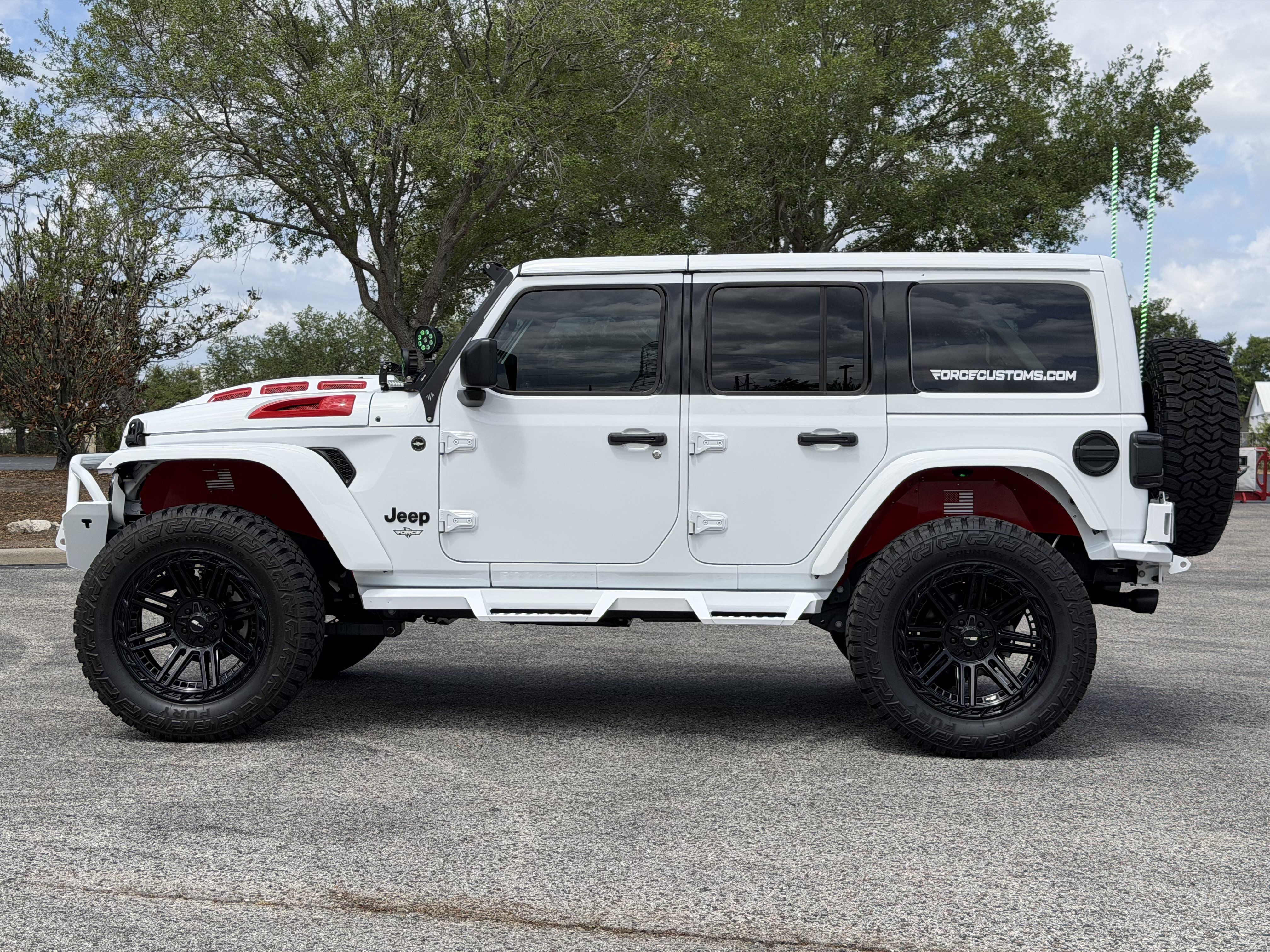 Used 2025 Jeep Wrangler Unlimited Sahara AWD/4WD image 3