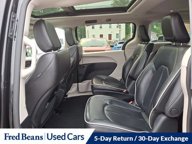 Used 2023 Chrysler Pacifica Limited FWD image 16