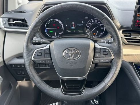 Used 2021 Toyota Sienna Limited image 22
