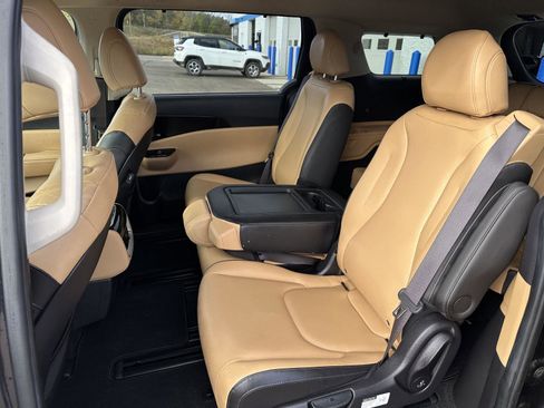 Used 2022 Kia Carnival EX image 16