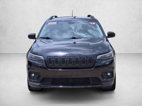 Used 2019 Jeep Cherokee Latitude Plus FWD image 2