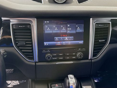 Used 2018 Porsche Macan AWD/4WD image 18