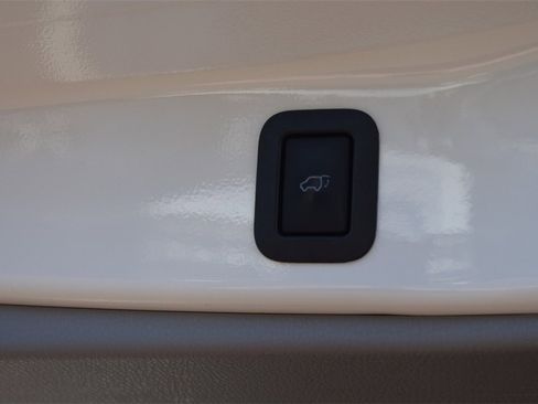 Used 2017 Toyota Highlander XLE image 22