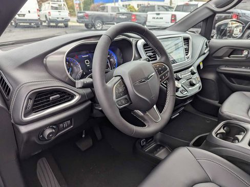 New 2026 Chrysler Pacifica Select image 6