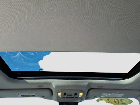 Used 2024 Toyota Highlander XLE image 16