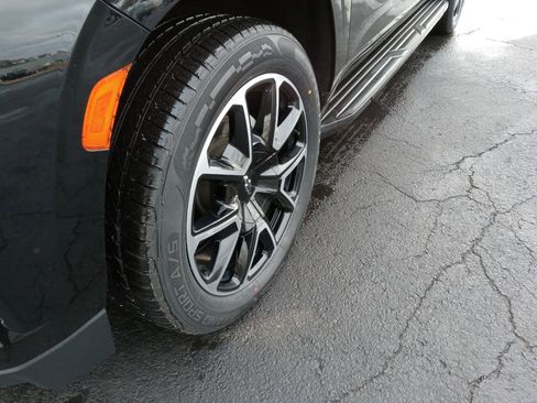 Used 2023 Chevrolet Suburban RST w/ Luxury Package image 6