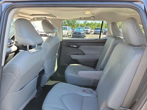 Used 2021 Toyota Highlander XLE FWD image 28