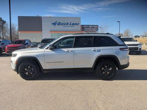 New 2026 Jeep Grand Cherokee Altitude AWD/4WD image 2