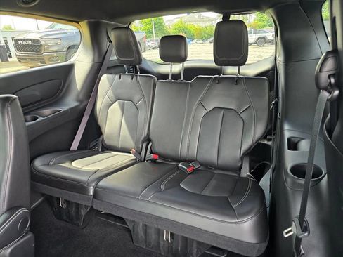 Used 2025 Chrysler Pacifica Select FWD image 13