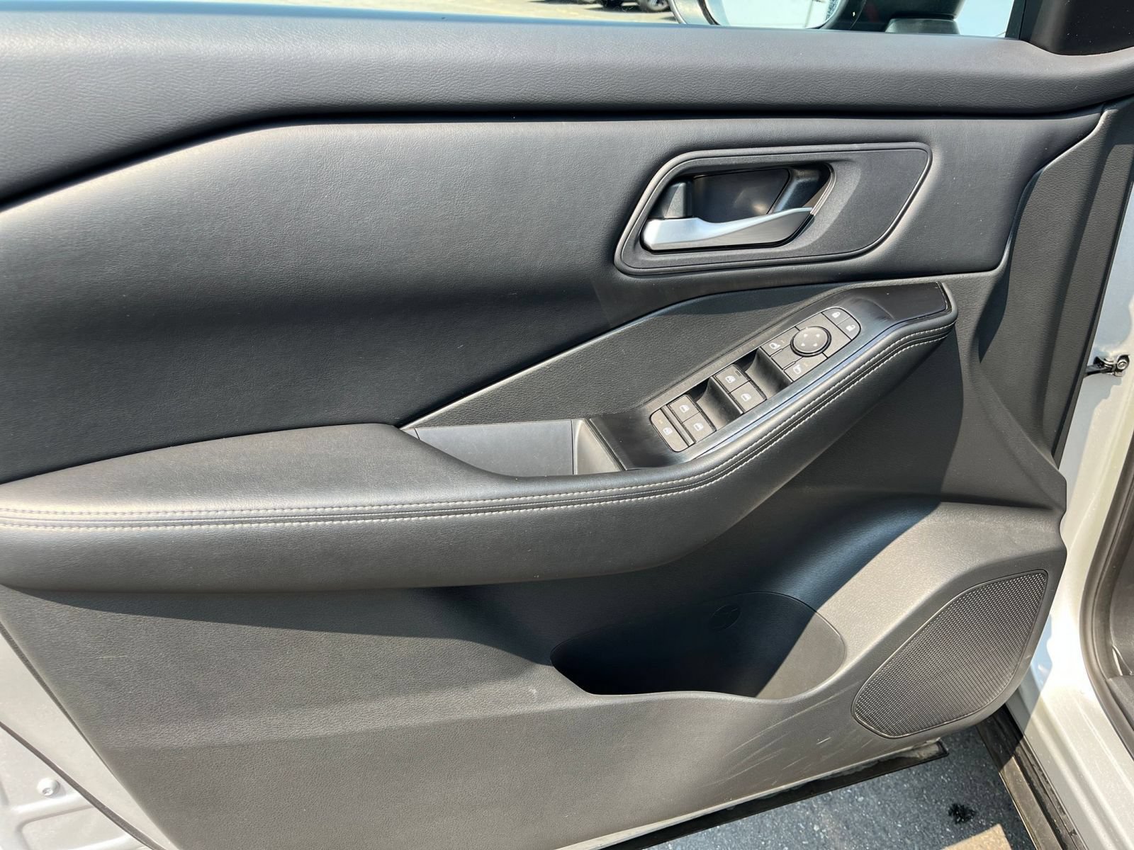Used 2025 Nissan Rogue SV FWD image 18