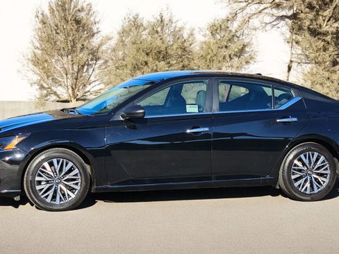 Used 2024 Nissan Altima 2.5 SV image 11