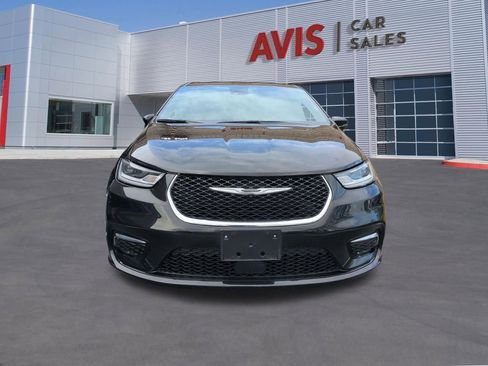 Used 2025 Chrysler Pacifica Select image 2