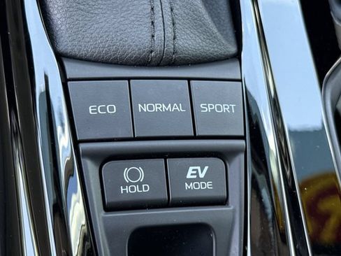 Used 2025 Toyota Camry XLE FWD image 31