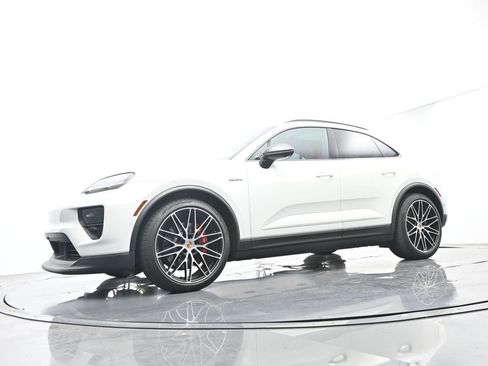 Certified 2025 Porsche Macan 4S Electric AWD/4WD image 42