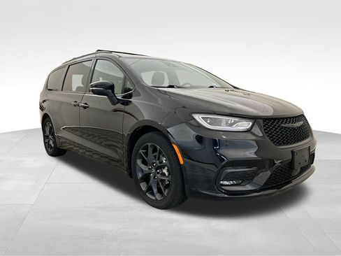 Used 2025 Chrysler Pacifica Limited FWD image 8