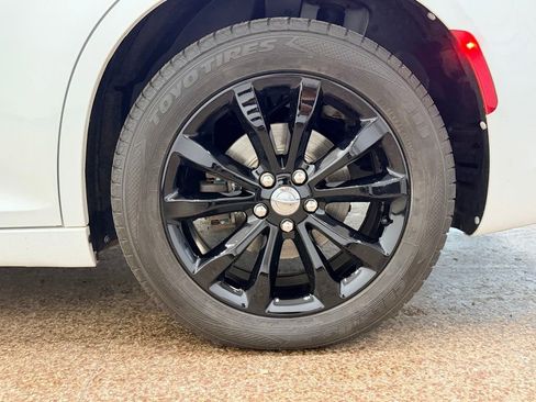Used 2017 Chrysler 300 Limited AWD/4WD image 22
