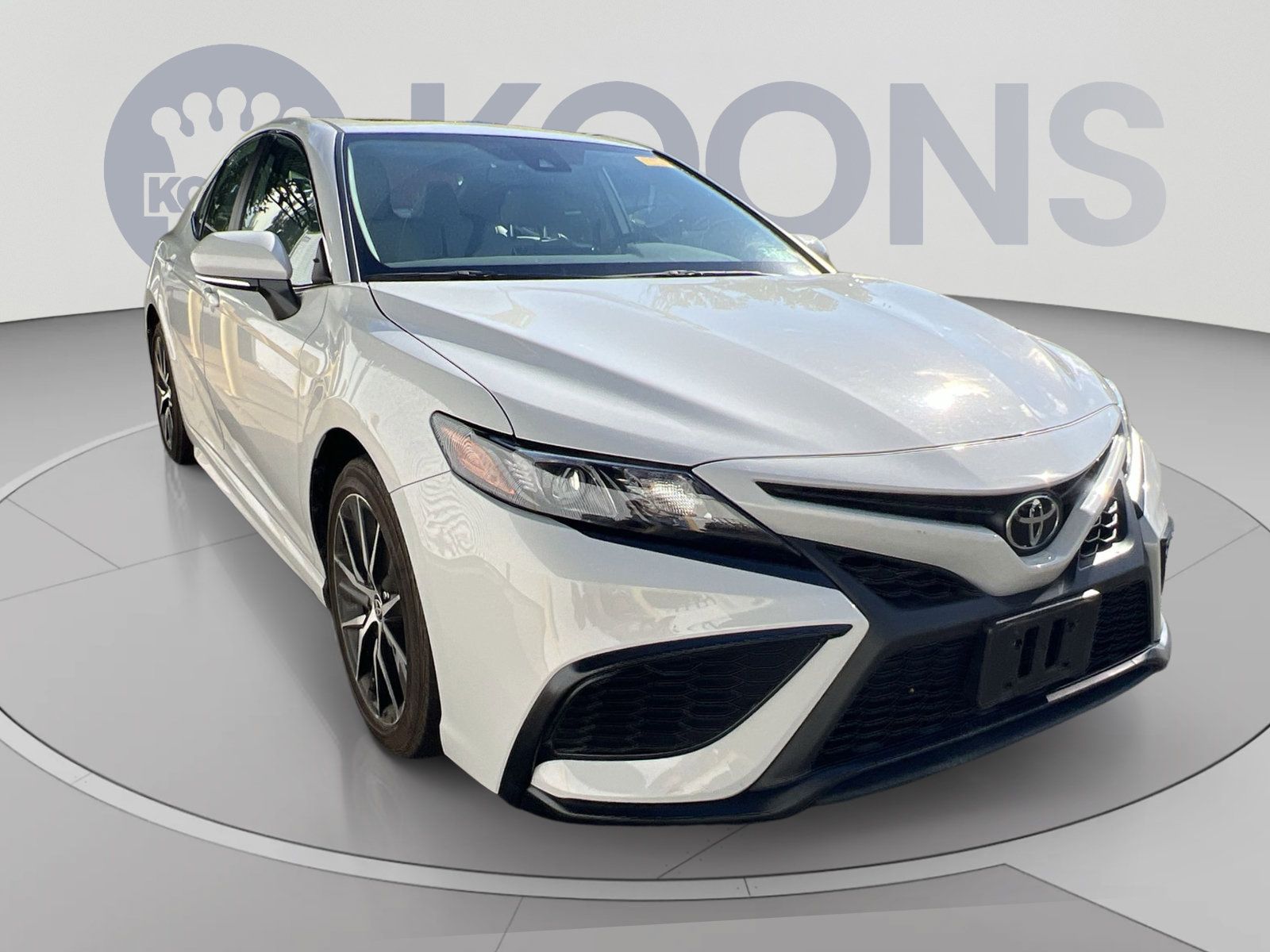 Used 2024 Toyota Camry SE w/ Cold Weather Package FWD image 7
