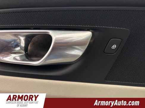 Used 2024 Volvo XC60 B5 Plus image 27