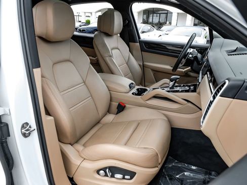 Used 2021 Porsche Cayenne AWD/4WD image 32