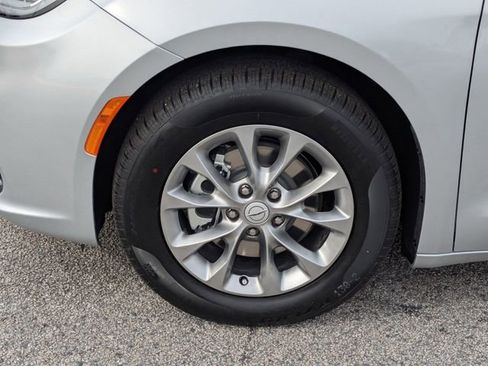 New 2026 Chrysler Pacifica Limited w/ Trailer Tow Group image 10