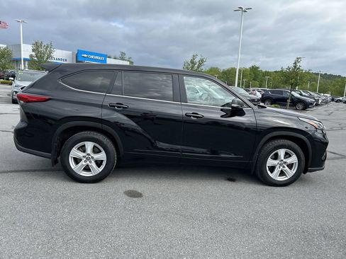 Used 2023 Toyota Highlander LE AWD/4WD image 8