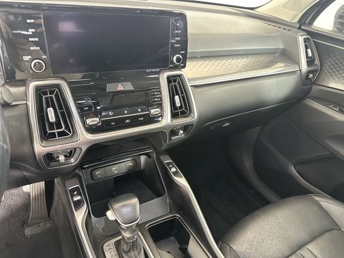Used 2022 Kia Sorento S w/ Panoramic Sunroof Package image 4