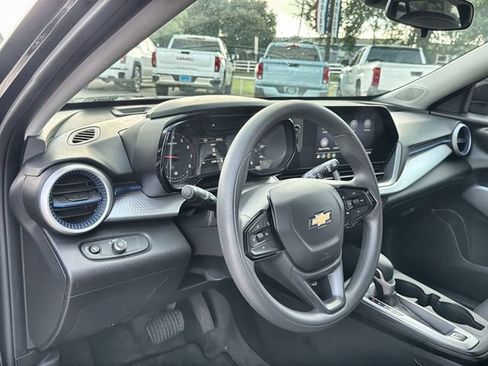 Used 2025 Chevrolet Trax LS w/ LS Convenience Package FWD image 10
