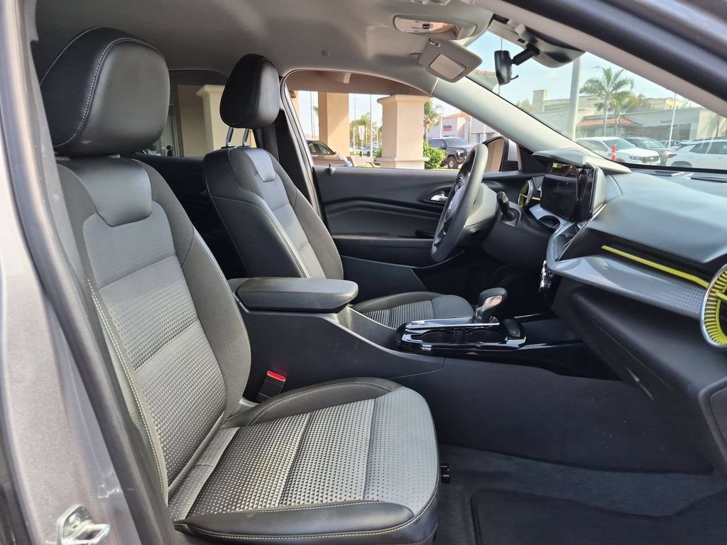 Used 2025 Chevrolet Trax LT FWD image 29