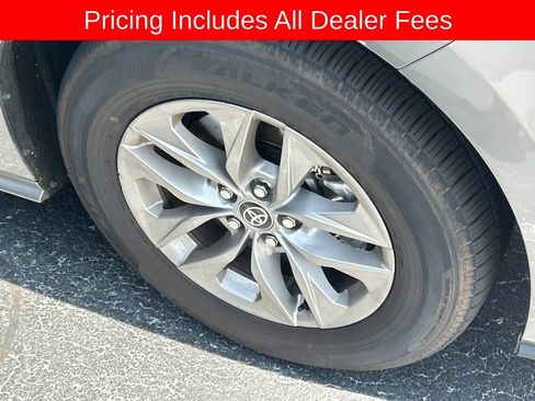 Used 2026 Toyota Sienna XLE FWD image 2