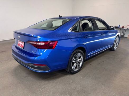 Used 2024 Volkswagen Jetta SE image 3