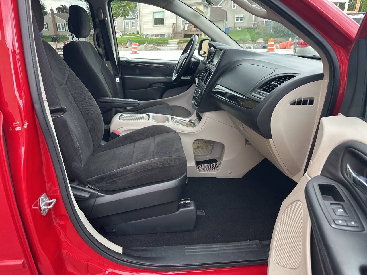 Used 2013 Dodge Grand Caravan SXT w/ Rear Park Assist Pkg FWD image 13