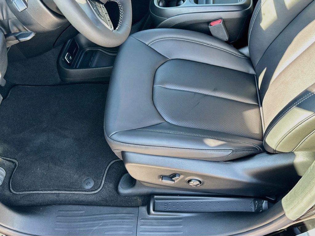 New 2027 Chrysler Pacifica Select FWD image 24