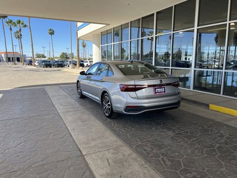 Used 2025 Volkswagen Jetta SE image 3