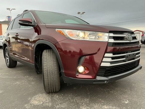 Used 2019 Toyota Highlander Plus w/ Carpet Mat Package (TMS) FWD image 2