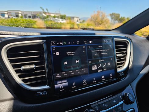 Used 2025 Chrysler Pacifica Select FWD image 34