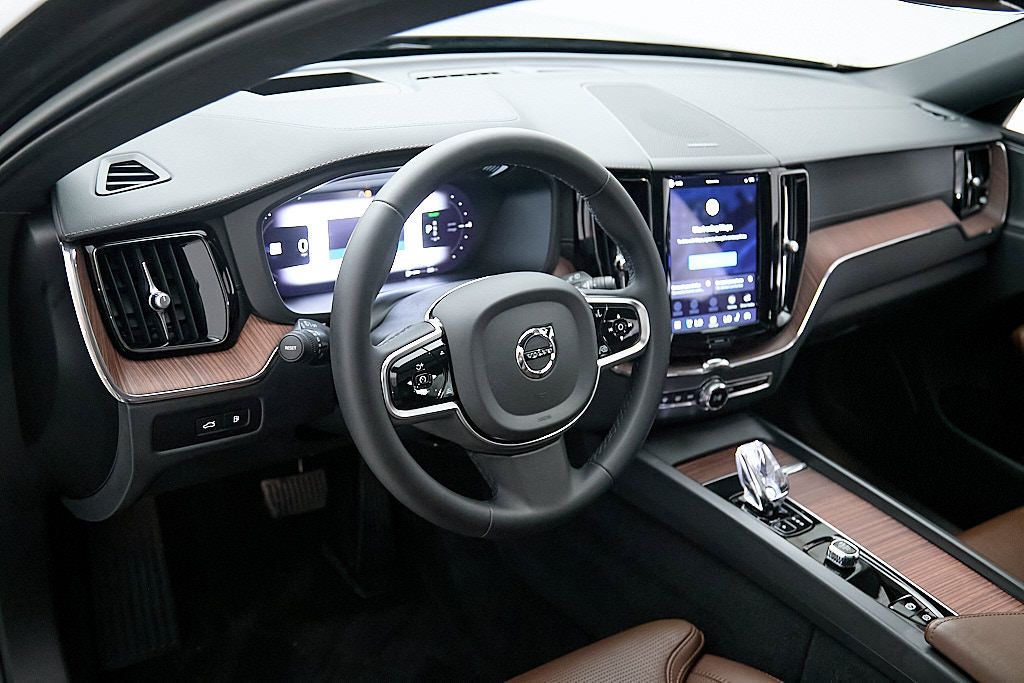 Certified 2023 Volvo XC60 T8 Ultimate w/ Climate Package AWD/4WD image 13
