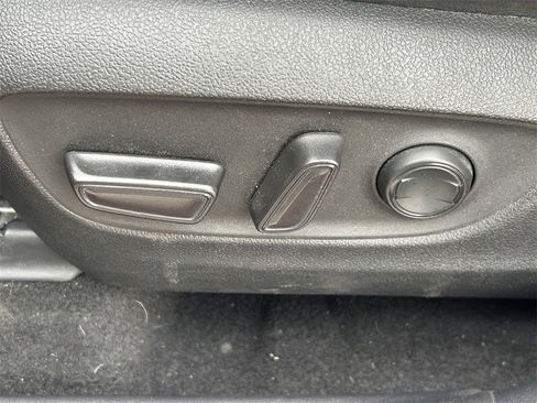 Used 2020 Toyota Highlander XLE image 28