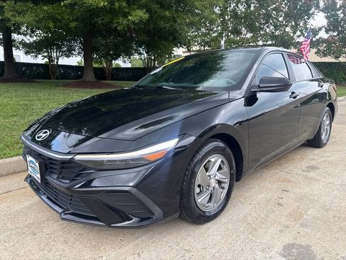 Used 2024 Hyundai Elantra SE FWD image 4