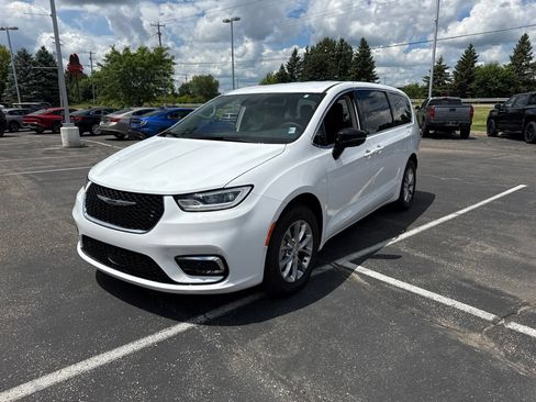 Used 2024 Chrysler Pacifica Touring-L AWD/4WD image 8