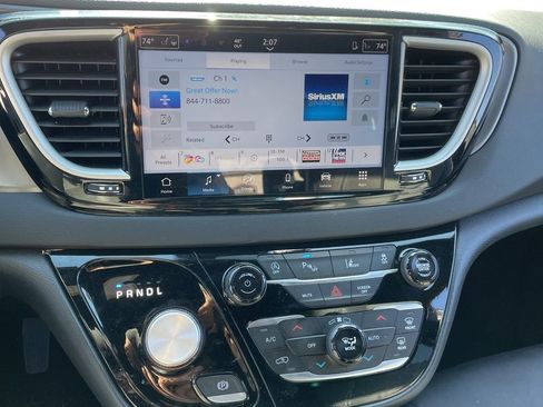 Used 2026 Chrysler Pacifica Select image 14