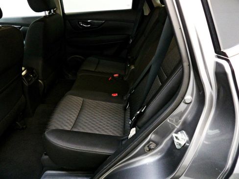 Used 2018 Nissan Rogue SV AWD/4WD image 10