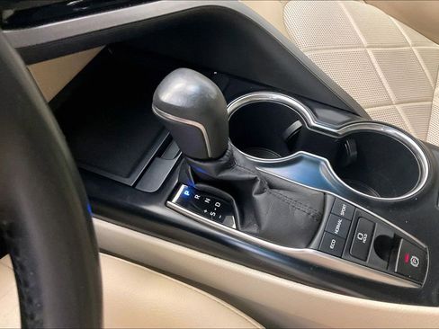 Used 2018 Toyota Camry XLE FWD image 16