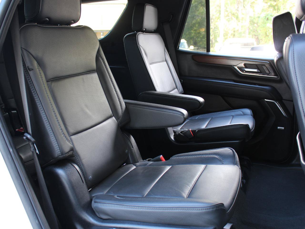 Used 2025 GMC Yukon Denali RWD image 34