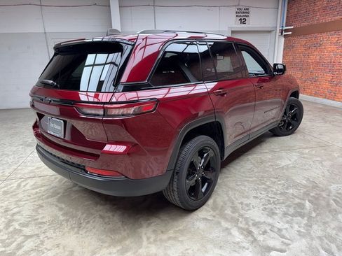 Used 2023 Jeep Grand Cherokee Altitude image 5