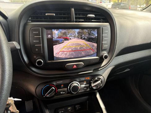Used 2025 Kia Soul LX w/ LX Technology Package FWD image 17