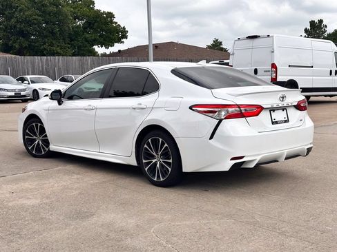 Used 2020 Toyota Camry SE FWD image 3