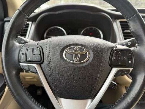 Used 2017 Toyota Highlander Limited image 17
