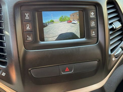 Used 2017 Jeep Cherokee Latitude w/ Cold Weather Group AWD/4WD image 19