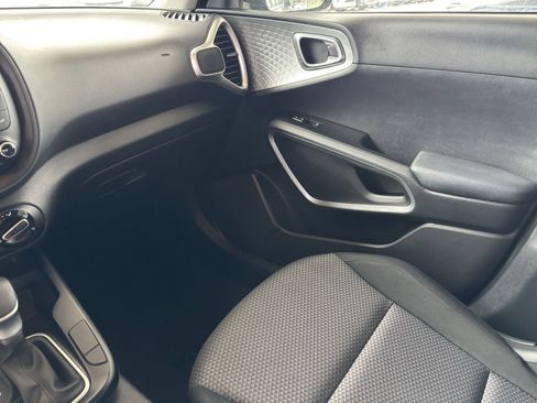 Used 2025 Kia Soul LX w/ LX Technology Package FWD image 33