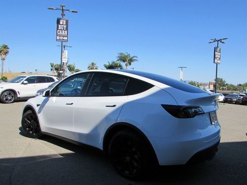 Used 2021 Tesla Model Y Long Range AWD/4WD image 7